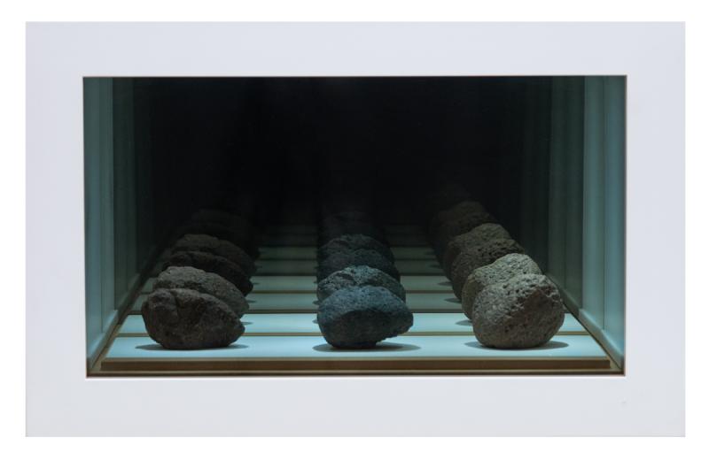 Alexandre Mazza - Santíssima Trindade, 2016, 1/3 + 2 P.A., caixa em madeira, vidro, espelho, papel, lâmpadas e pedras, 40,5 x 63 x 23 cm