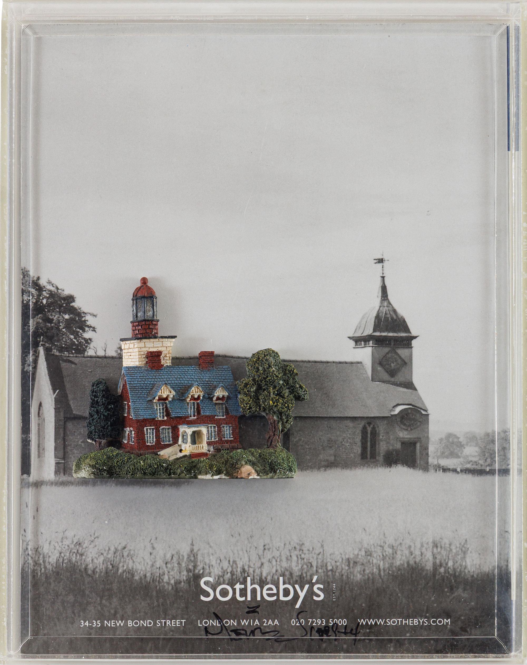 Nelson Leirner - Sotheby’s, 2003, resina e papel montado em caixa de acrílico, 28,5 x 22,5 x 8,5 cm