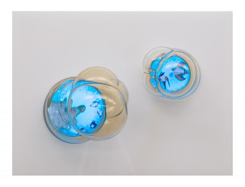 Katja Loher - Toybubble, 2013, vidro soprado, display digital e caixa de acrílico, 39 x 52,5 x 22 cm