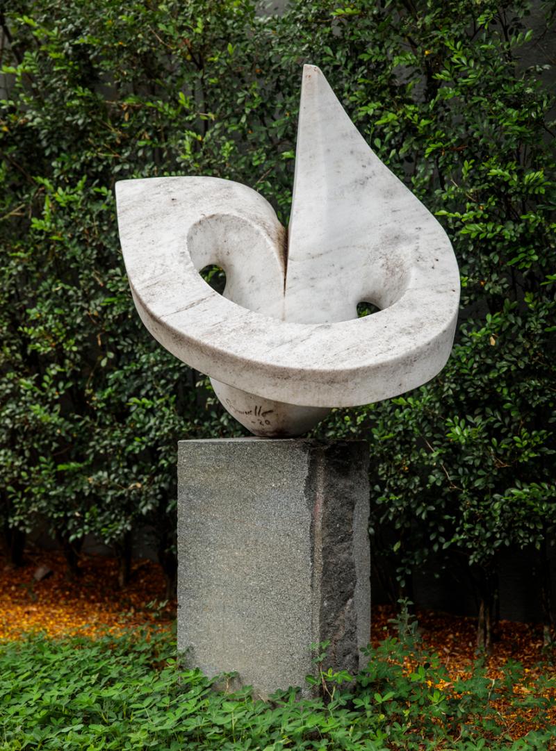 Renato Brunello - Sem título, 2020, mármore, 100 x 100 x 90 cm (sem base), 180 x 100 x 90 cm (com base)