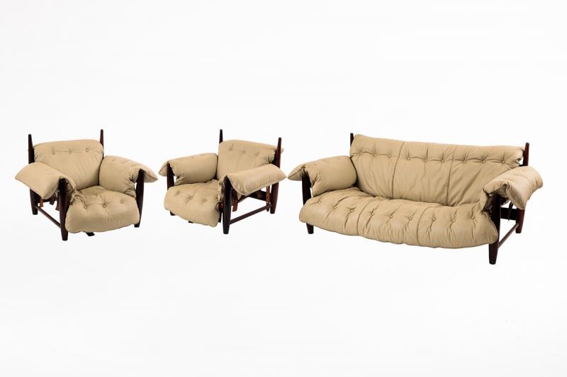 Sérgio Rodrigues - Conjunto de sofá e par de poltronas mole, déc. 60, madeira e couro natural, 188 x 74,5 x 86 cm (sofá), 74,5 x 100 x 86 cm (poltronas)