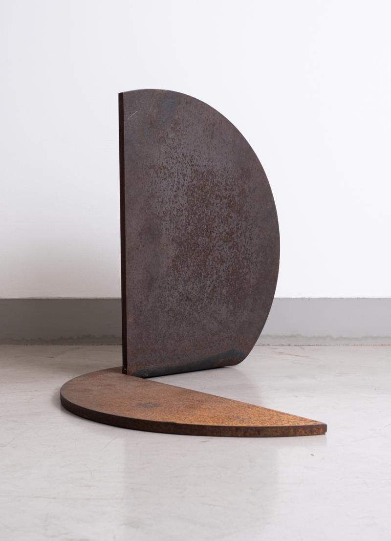 Amilcar de Castro - Sem título, 1996, escultura de corte e dobra redonda, 50 cm (diâmetro)