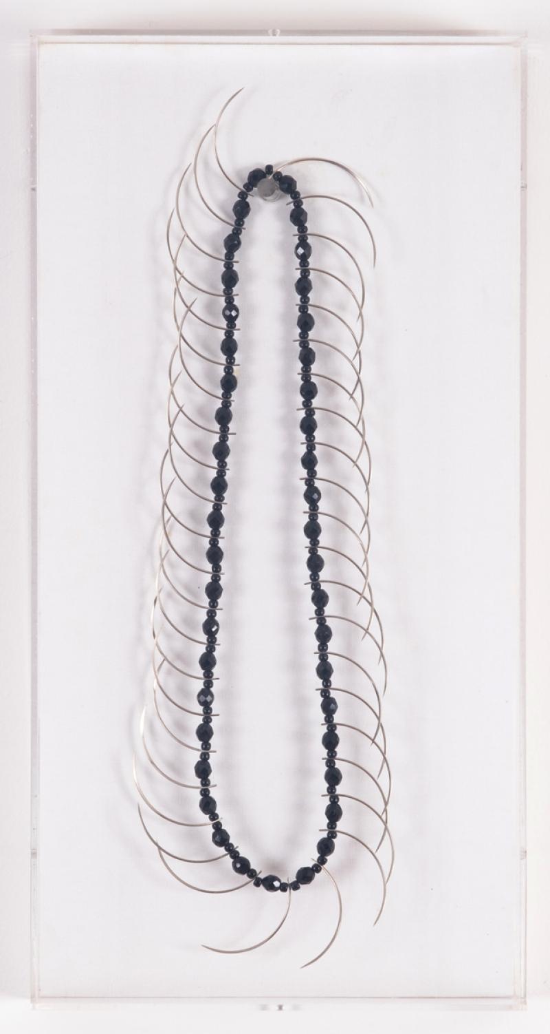 Nazareth Pacheco - Sem Título, 2000, cristal, pérolas e aço cirúrgico, 36 x 9 cm