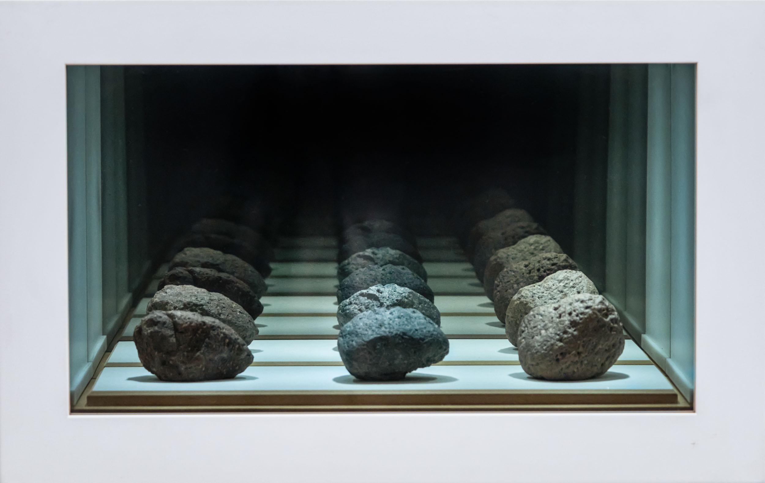 Alexandre Mazza - Santíssima Trindade, 2016, 1/3 + 2 P.A., caixa em madeira, vidro, espelho, papel, lâmpadas e pedras, 40,5 x 63 x 23 cm