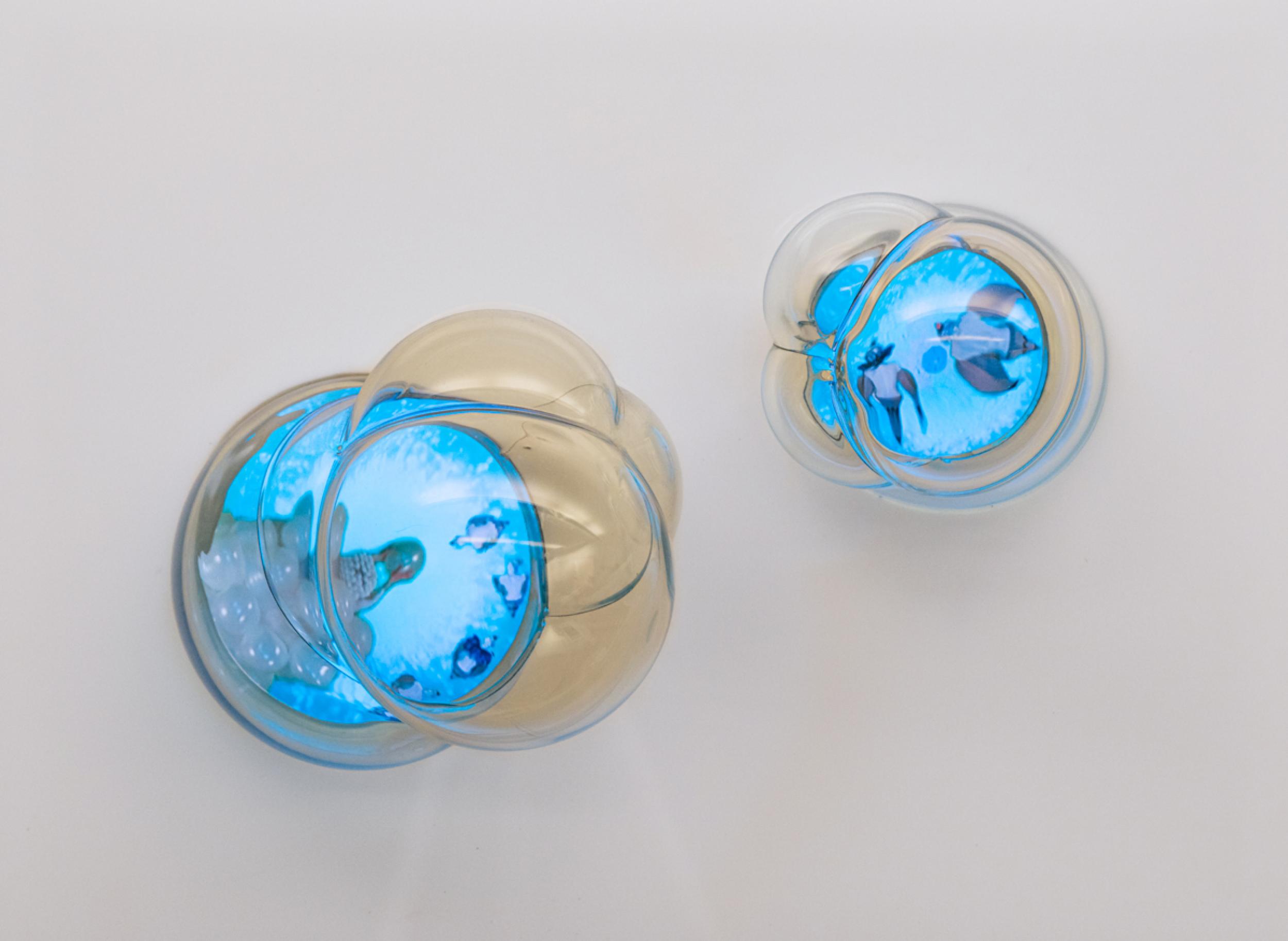 Katja Loher - Toybubble, 2013, vidro soprado, display digital e caixa de acrílico, 39 x 52,5 x 22 cm