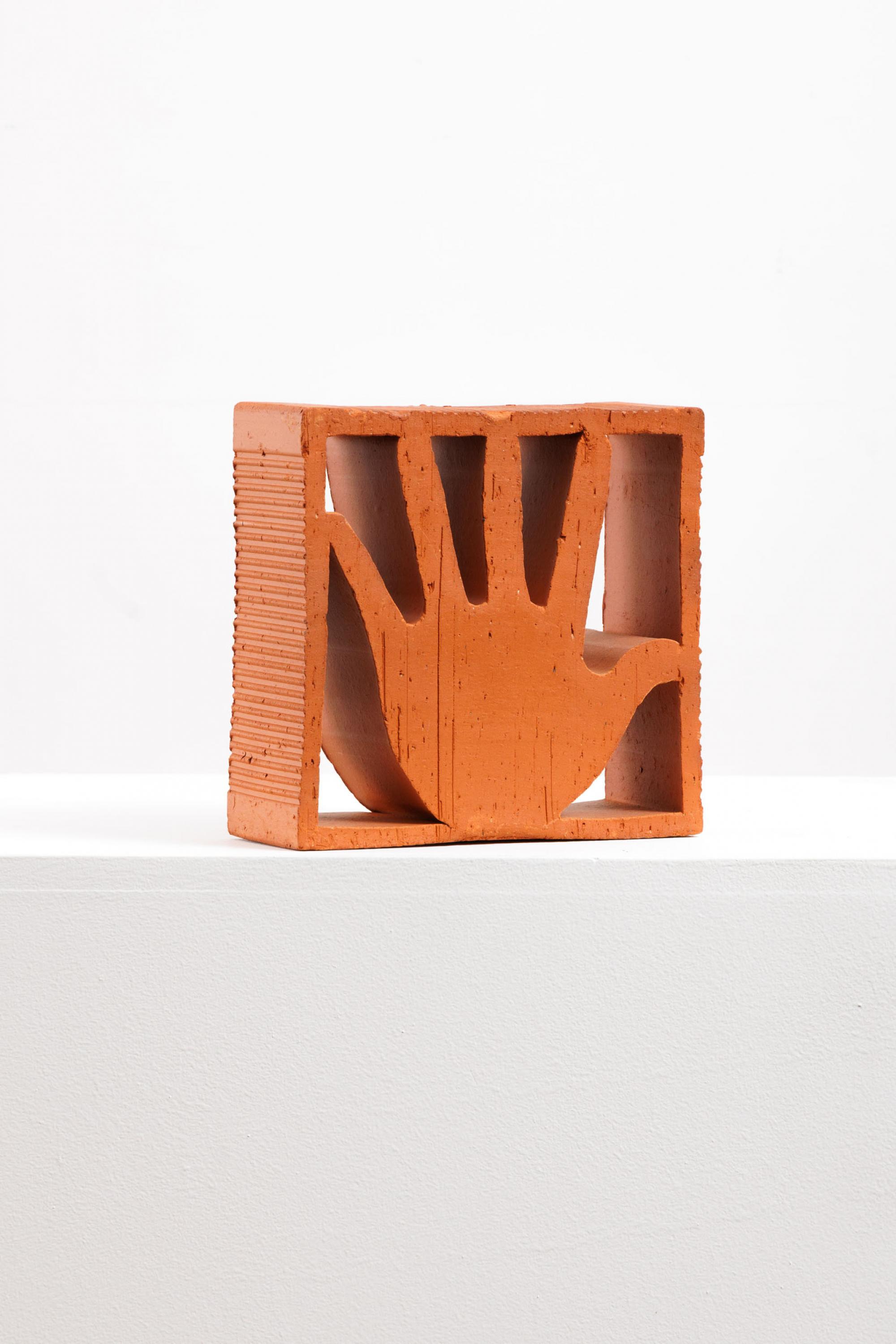 Campana - Cobogó Mão, 2017/2024, ilimitada, escultura em terracota, 20 x 20 x 8 cm