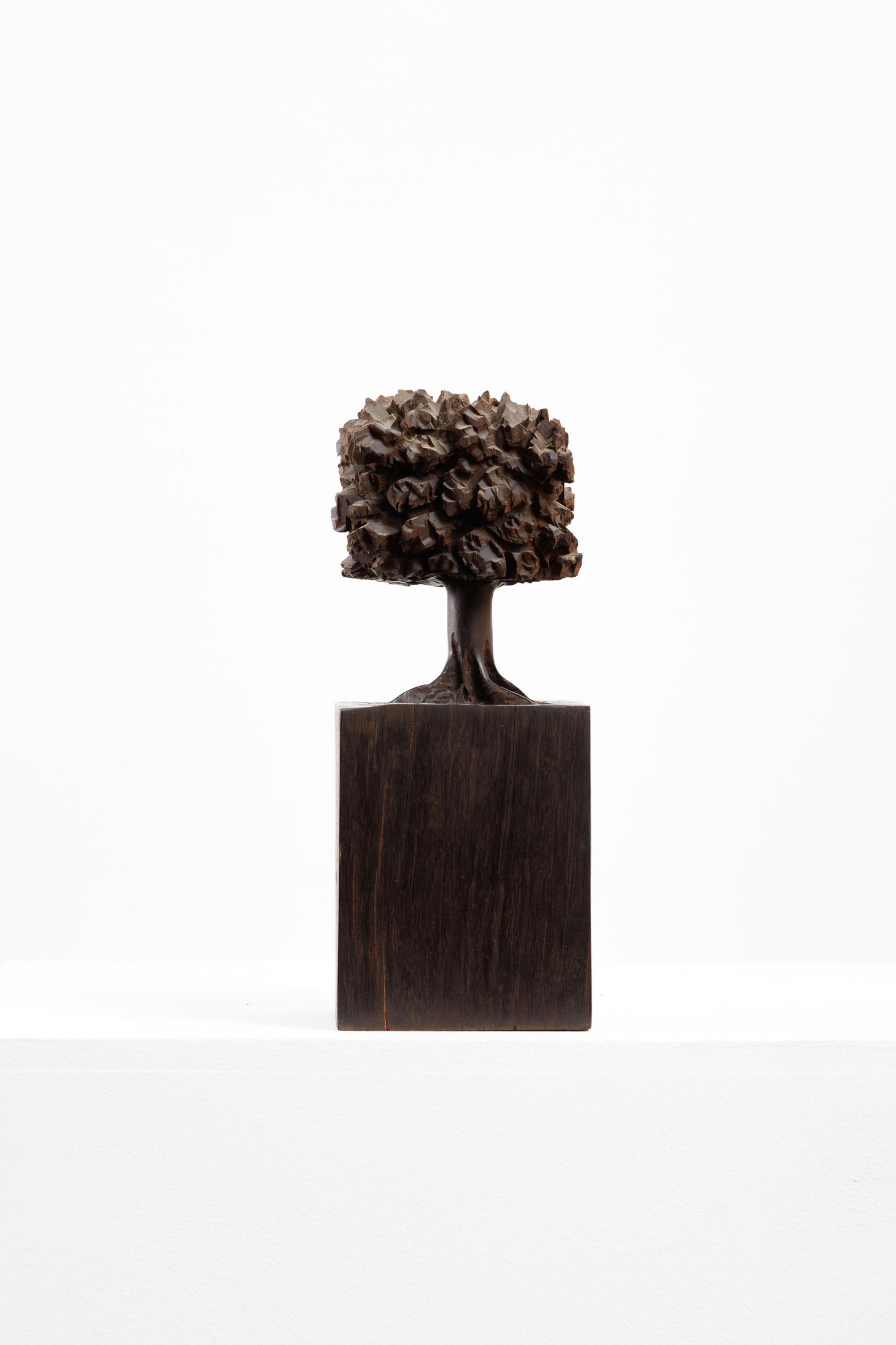 José Bento - Árvore, 2003, escultura em madeira, 30 x 12 x 12 cm