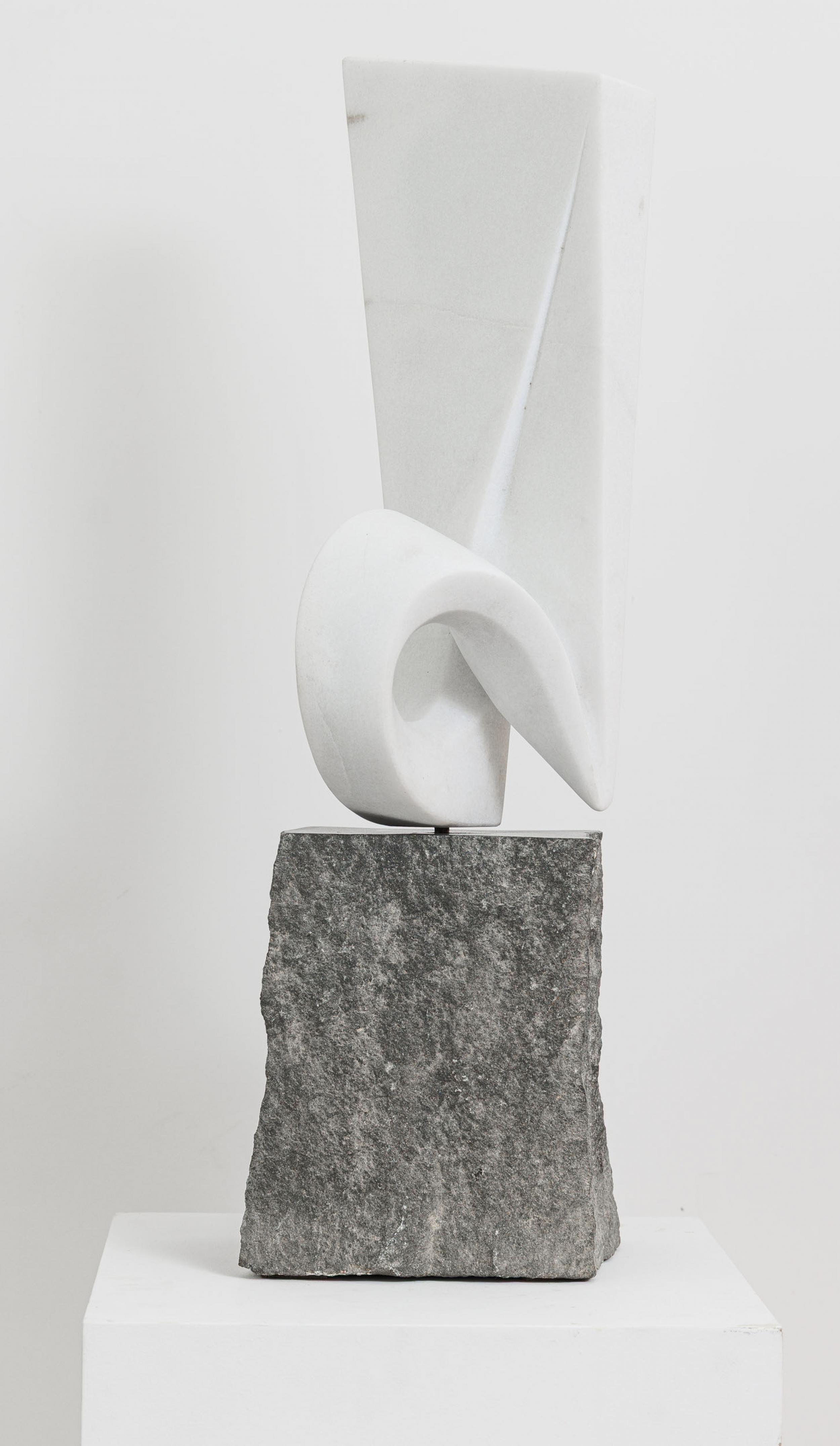 Renato Brunello - Flutuante, 2017, Mármore espírito santo, 52 x 26 x 23 cm