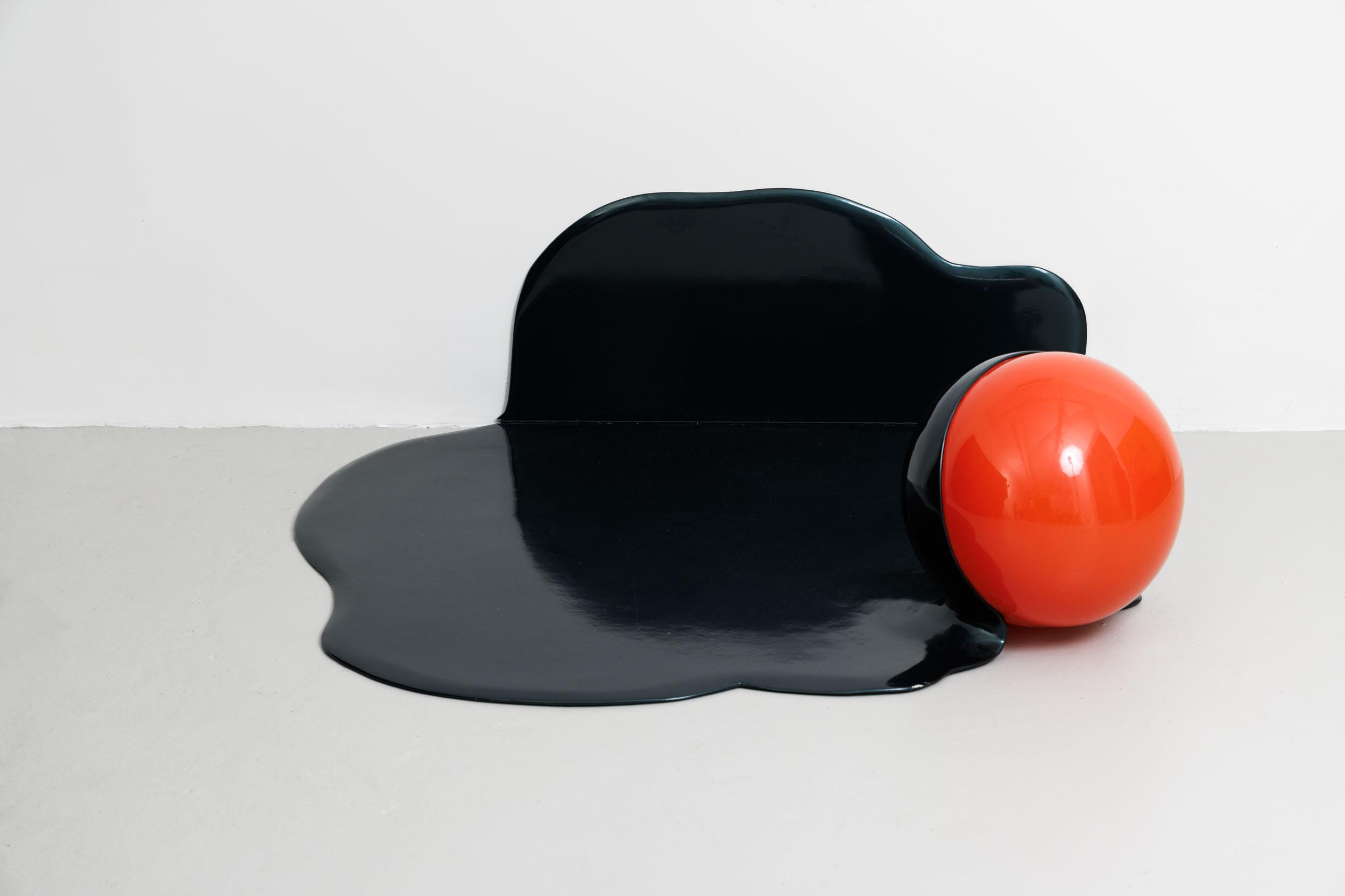 Tatiana Blass - Calda, 2005, madeira e fibra de vidro laqueadas, dobradiças e bola de acrílico, 40 x 180 x 150 cm