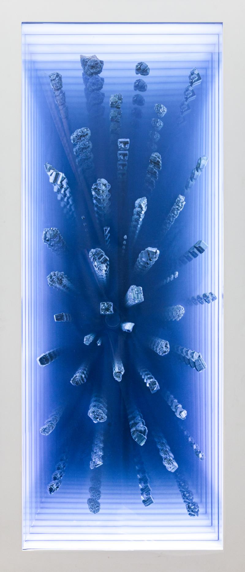 Alexandre Mazza - Quem me dera ao menos uma vez ter de volta todo ouro que entreguei a alguém 1/3 + PA caixa de madeira vidro espelho acríilico LEDs e pirita 150 x 60 x 7 cm