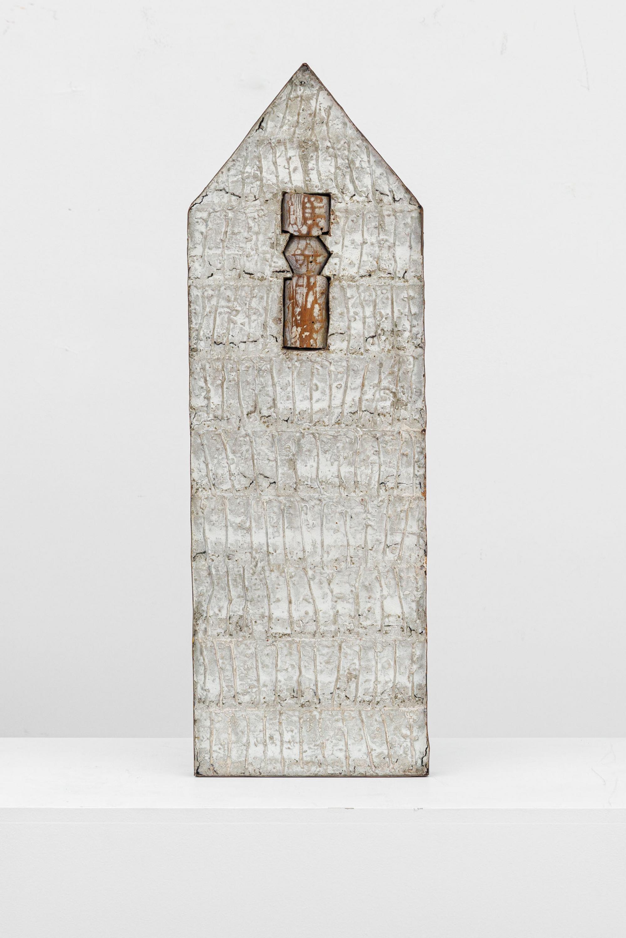 Marcos Coelho Benjamim - Sem título, 1988, madeira, gesso e ferro, 75 x 25 x 4 cm