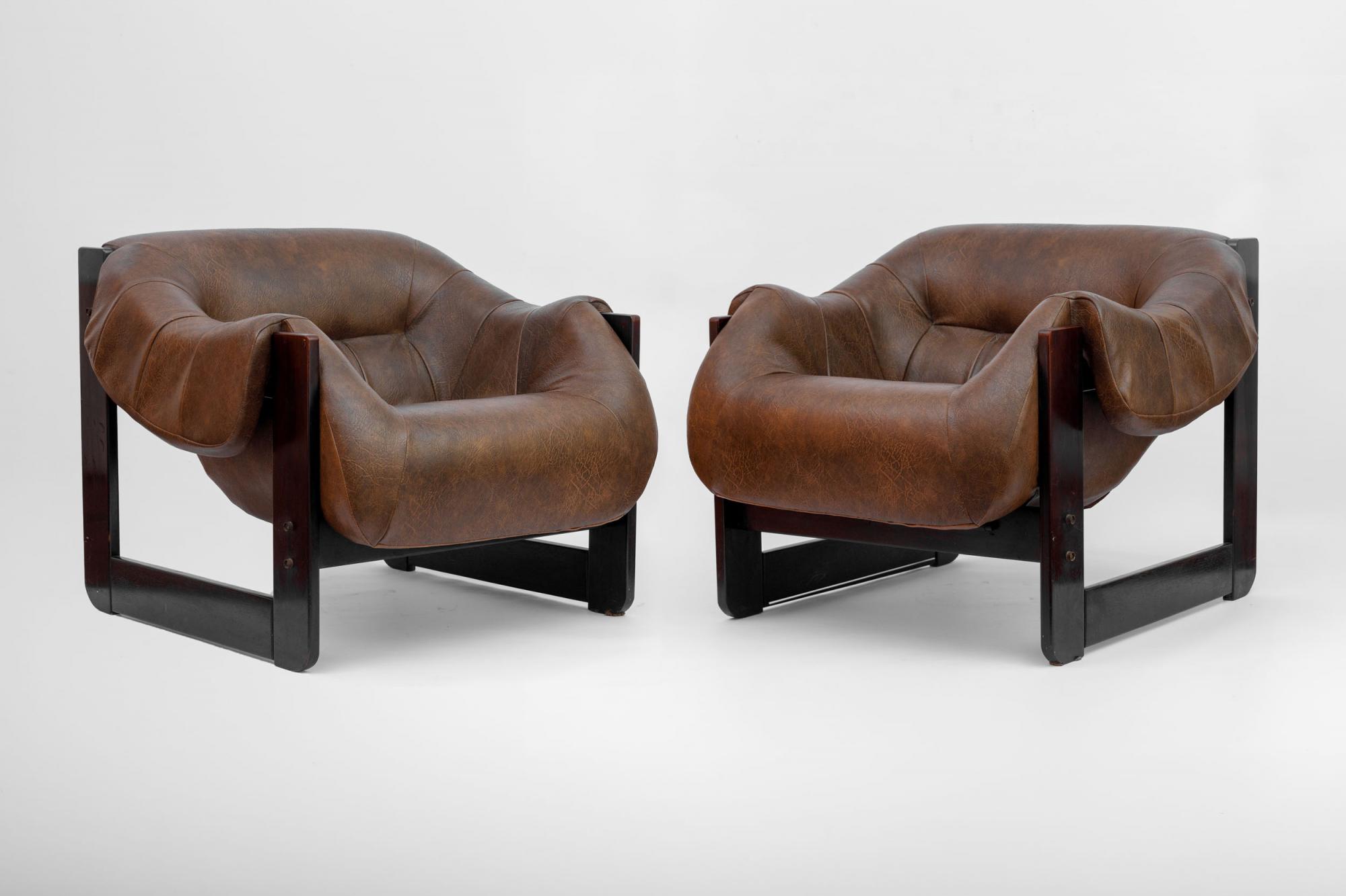 Percival Lafer - Par de poltronas MP-97, déc. 1970, estrutura executada em jatobá maciço, assento e encosto em corpo de espuma injetada sustentado por percintas e tirantes de metal nos braços, 67 x 82 x 82  cm (cada)