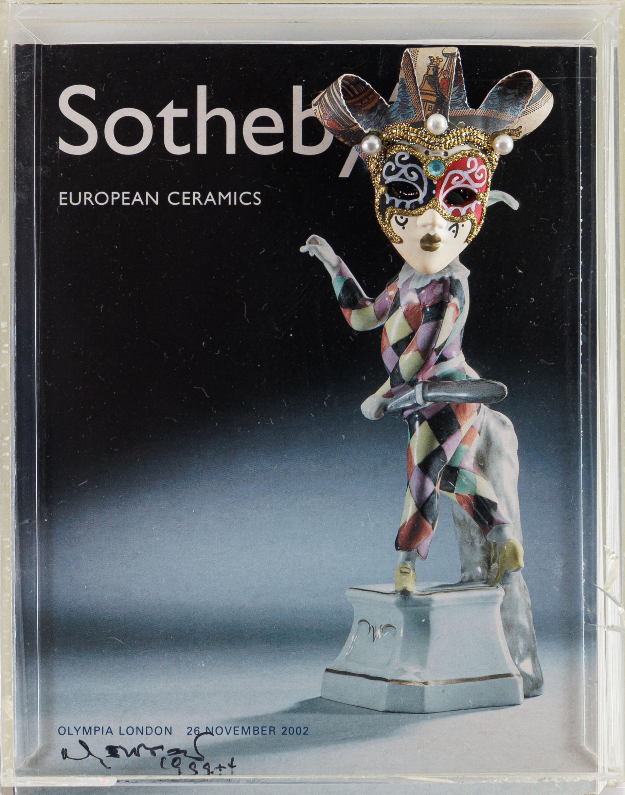Nelson Leirner - Sotheby’s, 2003, cerâmica e papel montado em caixa de acrílico, 22,5 x 18 x 8 cm