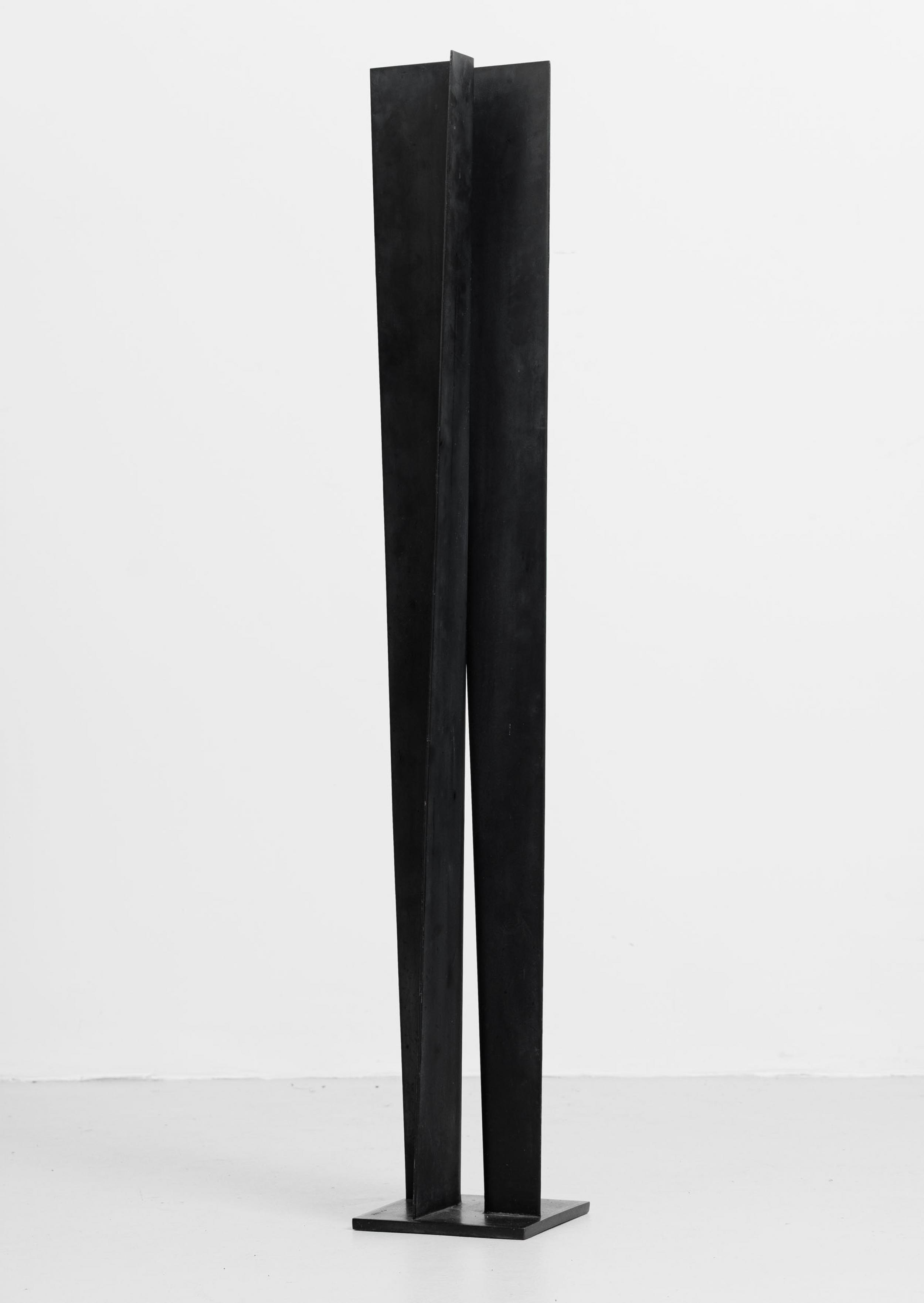 Franz Weissmann - Sem título, 1986, Chapa de aço pintada, 120 x 19 x 19 cm