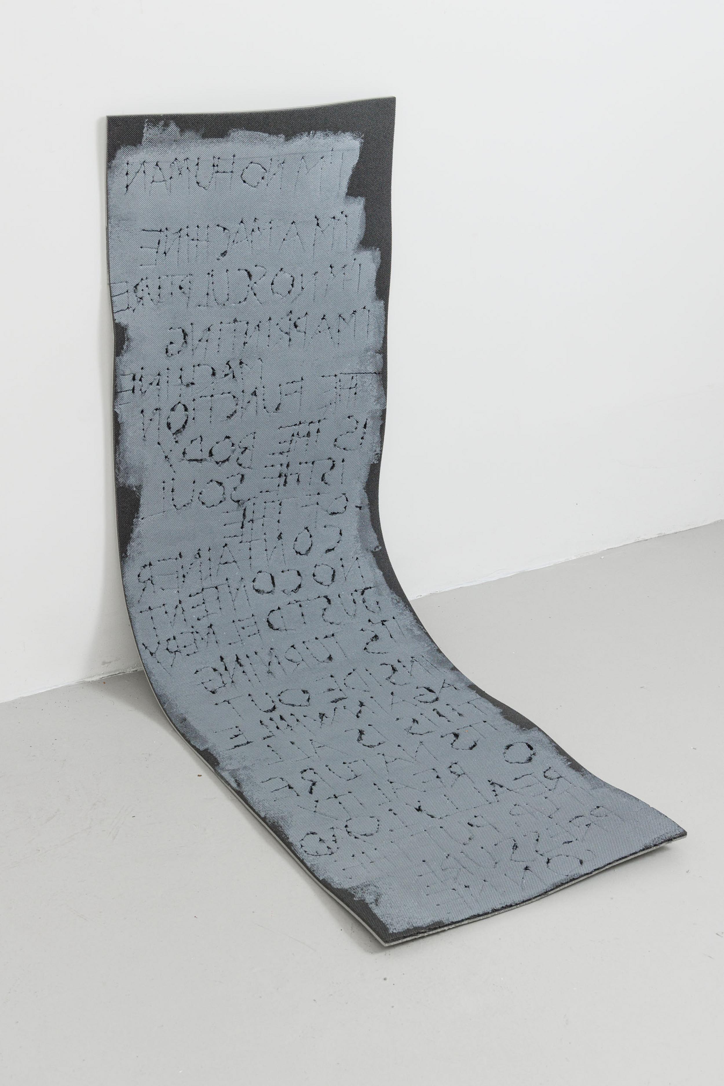 Nora Schultz - Sem título, 2012, tinta em colchão de espuma, 182 x 55 cm