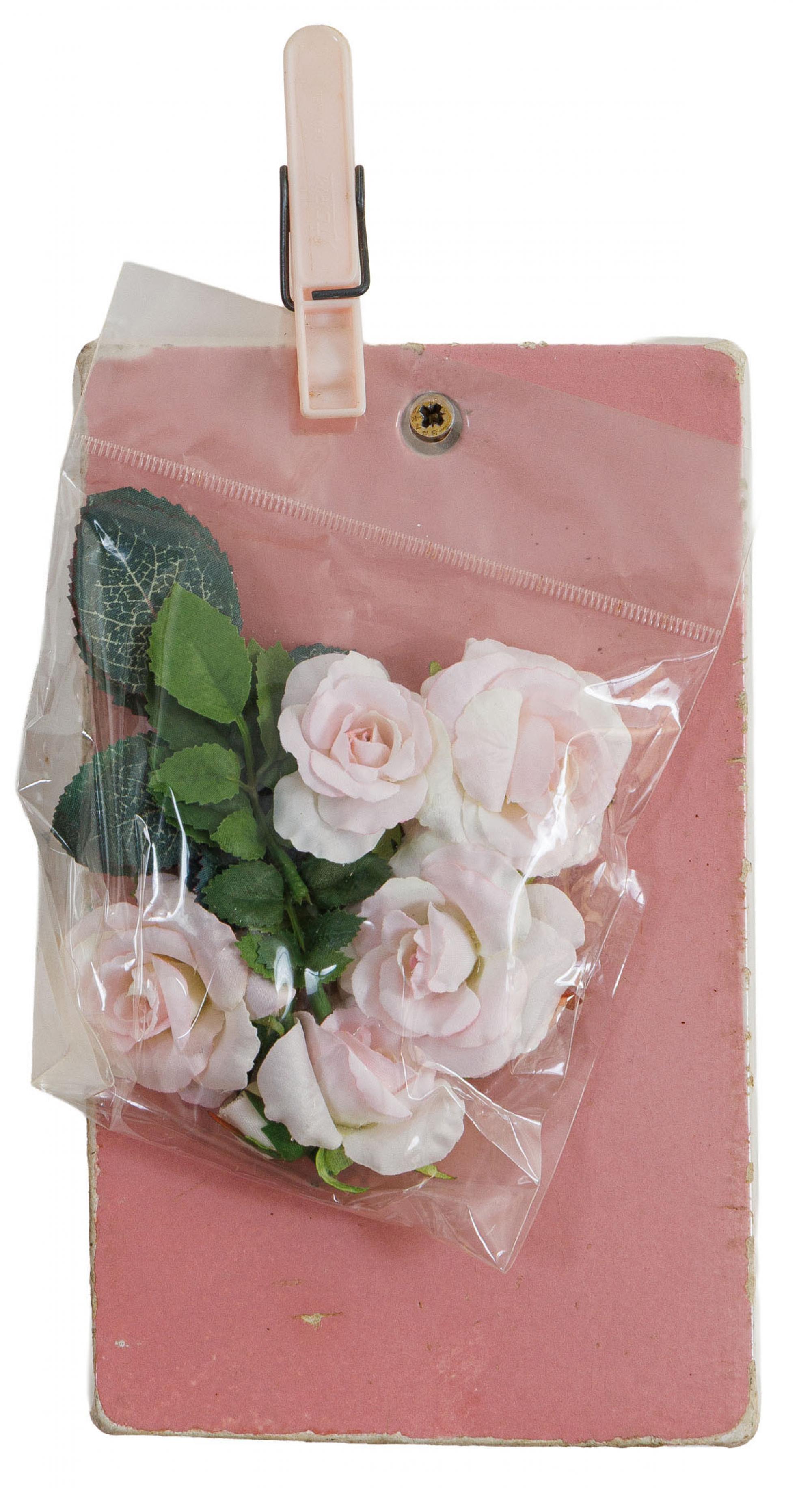 Isay Weinfeld - Improbabilidade, 2024, ténica mista (porcelana, plástico, metal e tecido sintético), 26,5 x 16,5 x 3 cm