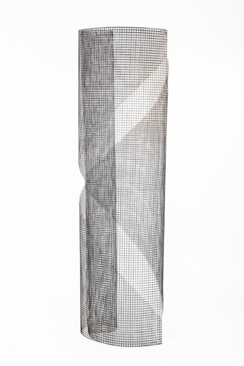 Lydia Okumura - sem título s.d. escultura em malha de aço 200 x 60 x 50 cm
