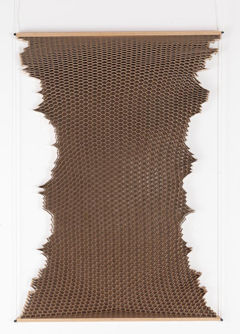 Tobias Putrih - Compressions V 2016 papelão compensado metal clips de plástico e elástico 137 x 107 x 85 cm