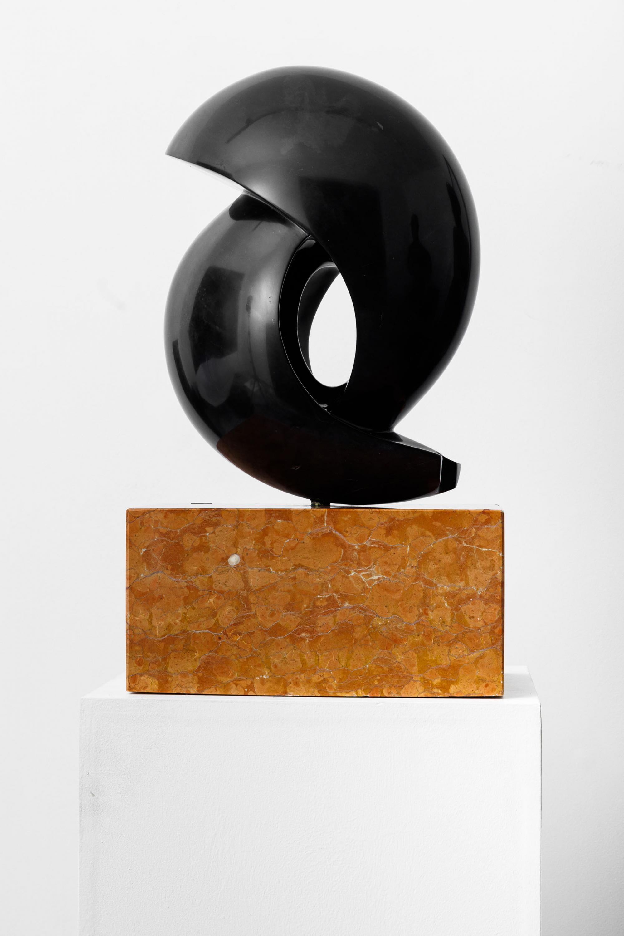 Bruno Giorgi - Integração, déc. 1970, escultura em mármore, 53 x 35 x 30 cm (sem base), 73,5 x 42 x 34,5 (com base)