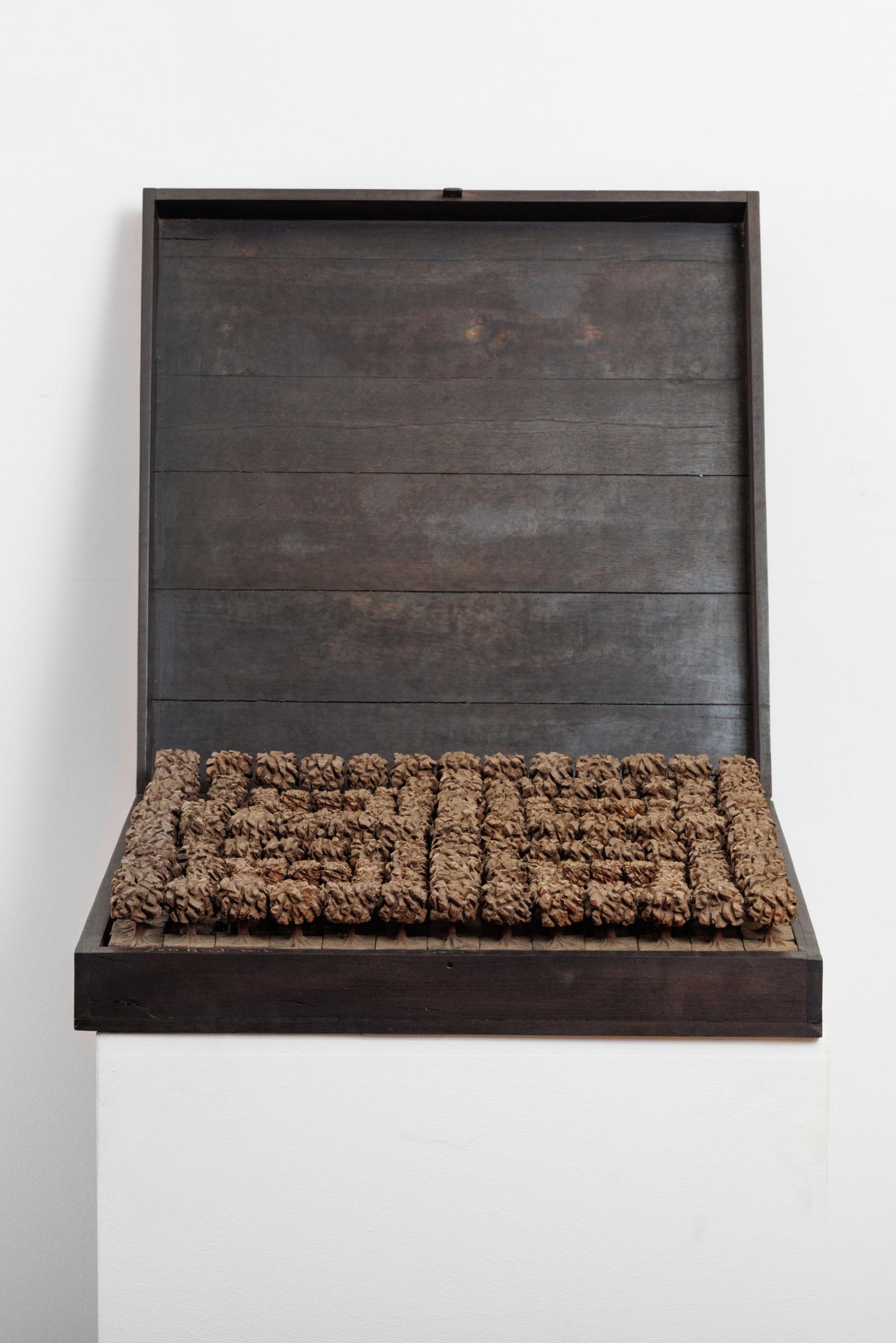 José Bento - Árvores, 2001, caixa de madeira com pequenas esculturas executadas em madeira, 11,5 x 51 x 51 cm