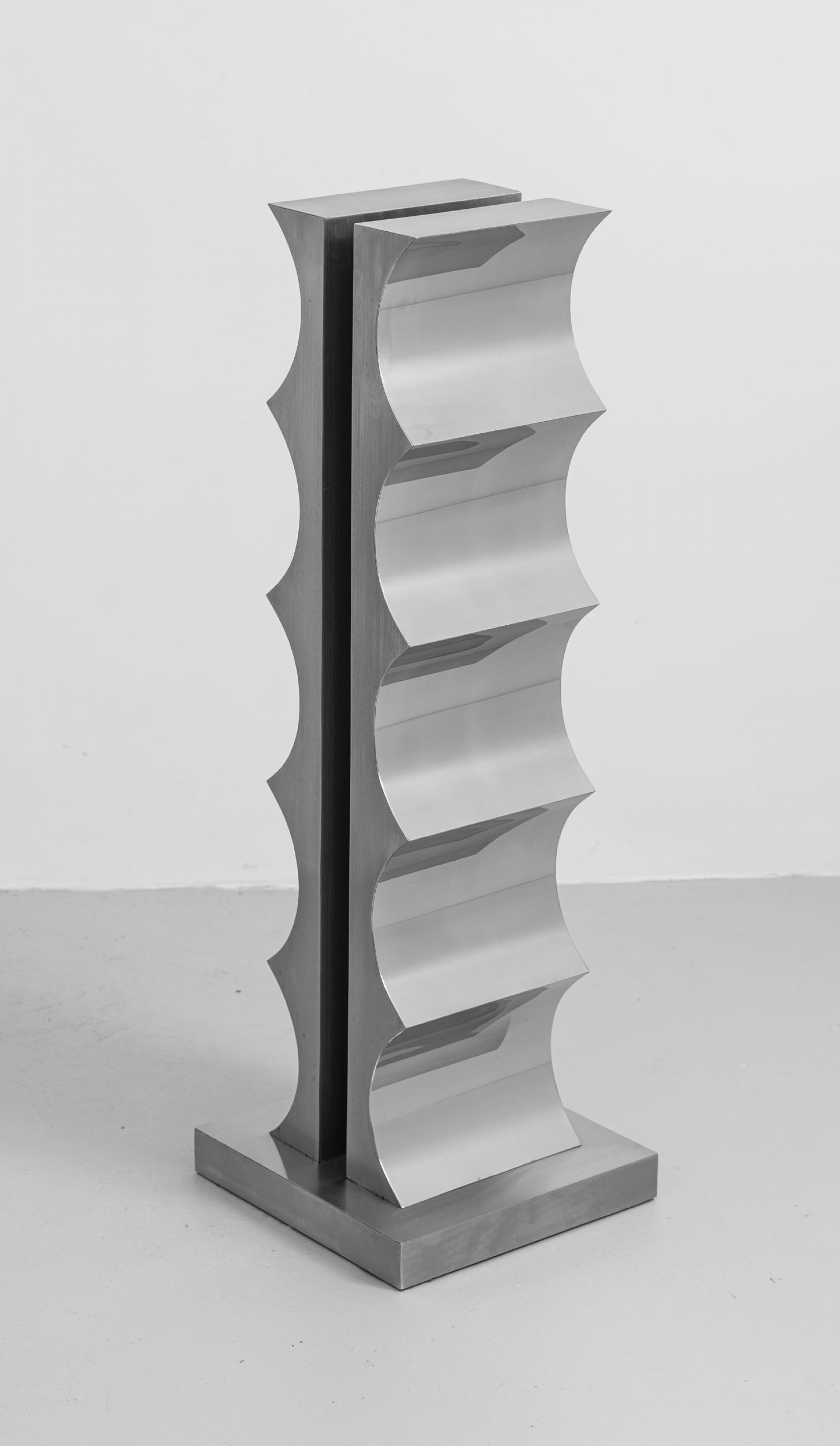 Yutaka Toyota - Espaço Ambiental - Nº 30, 1978, aço inoxidável e madeira, 105 x 35 x 35 cm